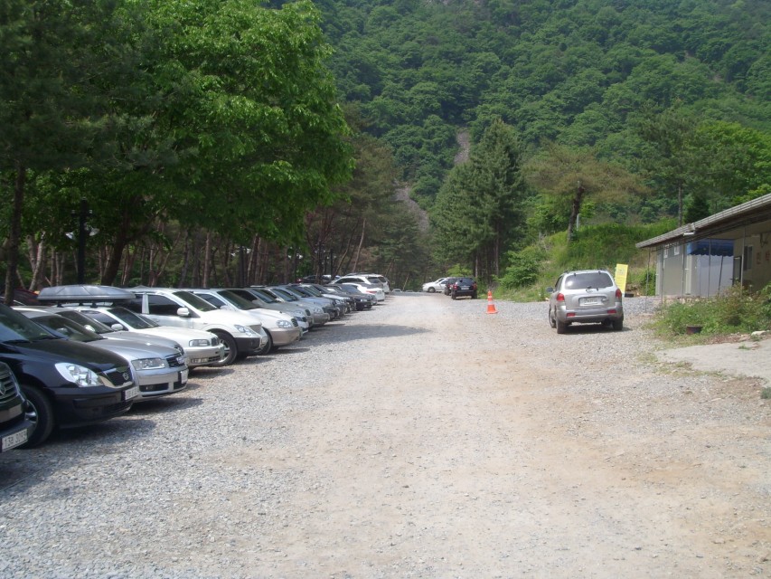 리버힐즈 캠핑장 입구 주차장 풍경