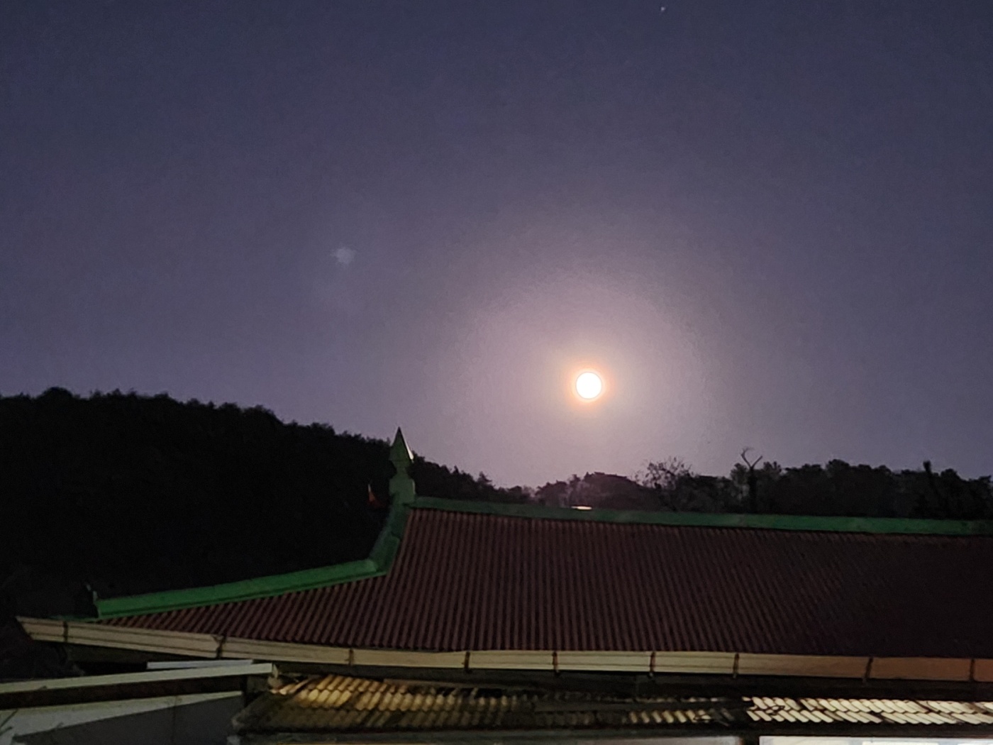 기와지붕 위 해처럼 뜬 보름달