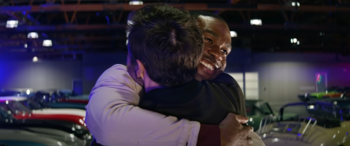 서로를 껴안고 있는 형제