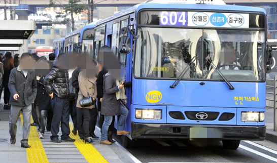 604-파랑색버스-승차하는사람들