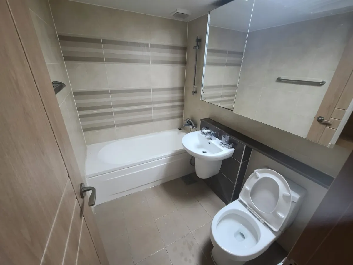 옅은-갈색으로-인테리어-되어있는-화장실