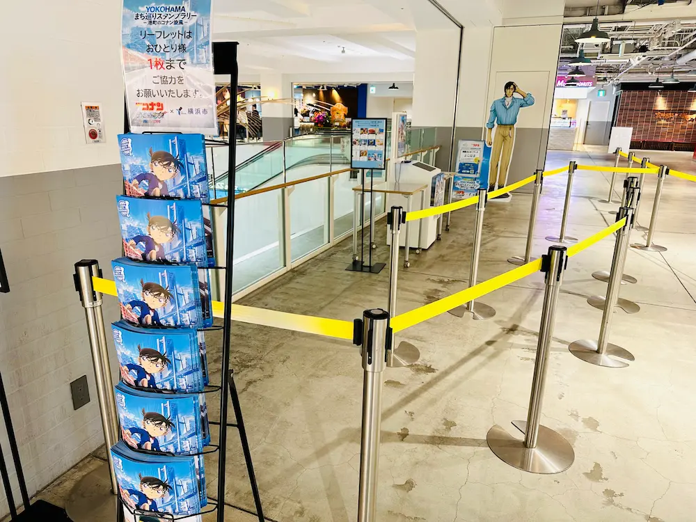 스탬프 부스 주변에 종이와 판넬이 있는 모습