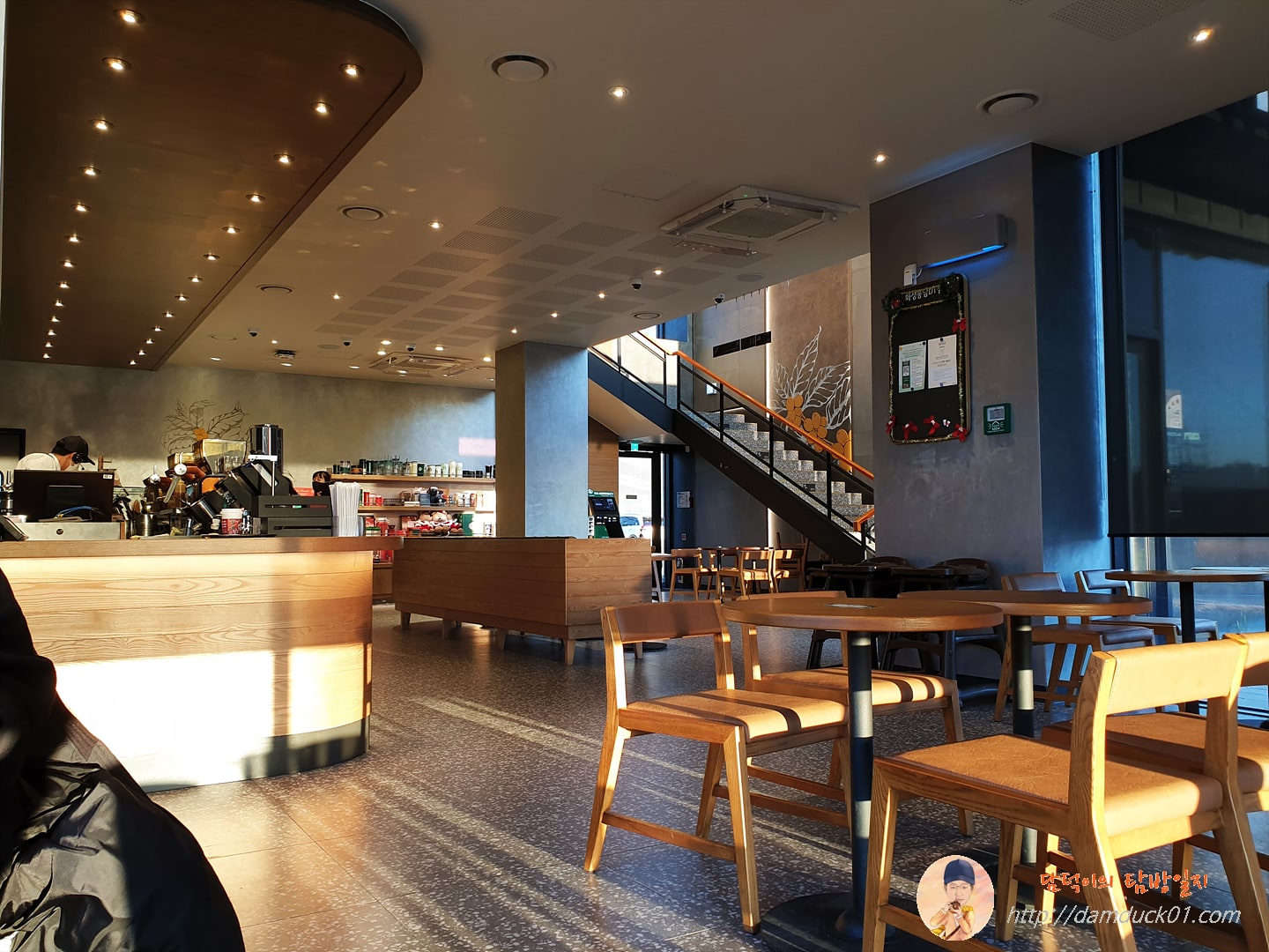 스타벅스 화성봉담 DT점 실내