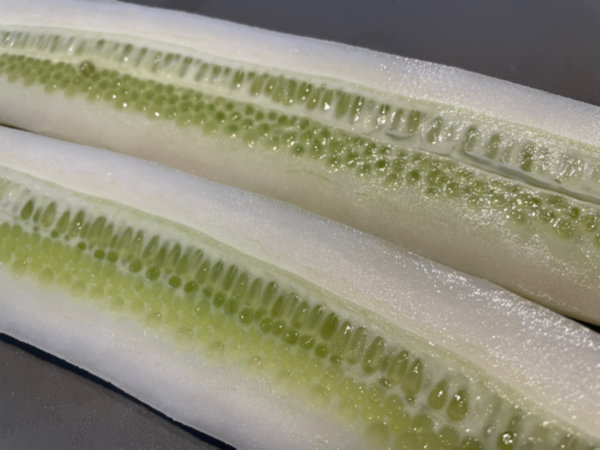 노각을 세로로 길게 반 자르기