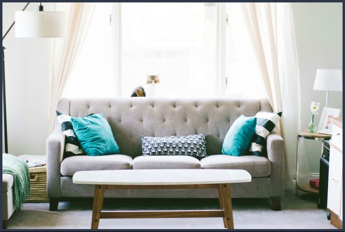 회색 쇼파와 흰색 쇼파 테이블