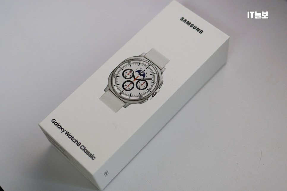Galaxy Watch8 Classic 모델명이 적힌 흰색 상자 겉면