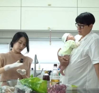 가수 이지훈 아기 안고 튀김 요리 시청자들 난리났다