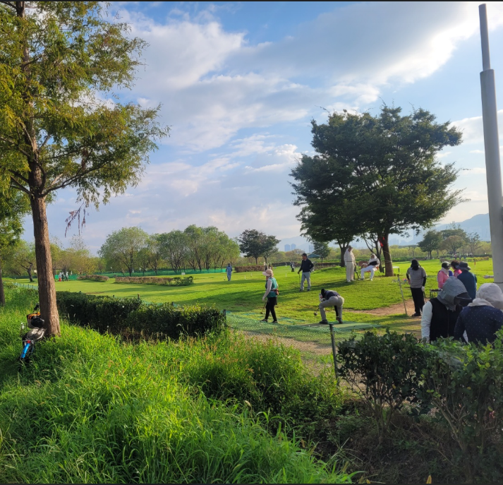 파크골프장에서 사람들이 즐기고 있는 모습