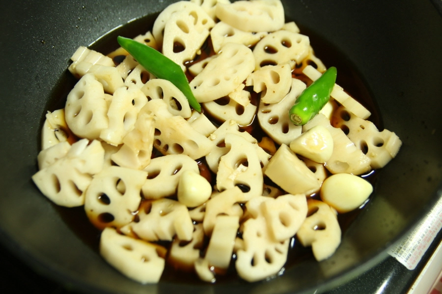 손질한 연근과 양념간장