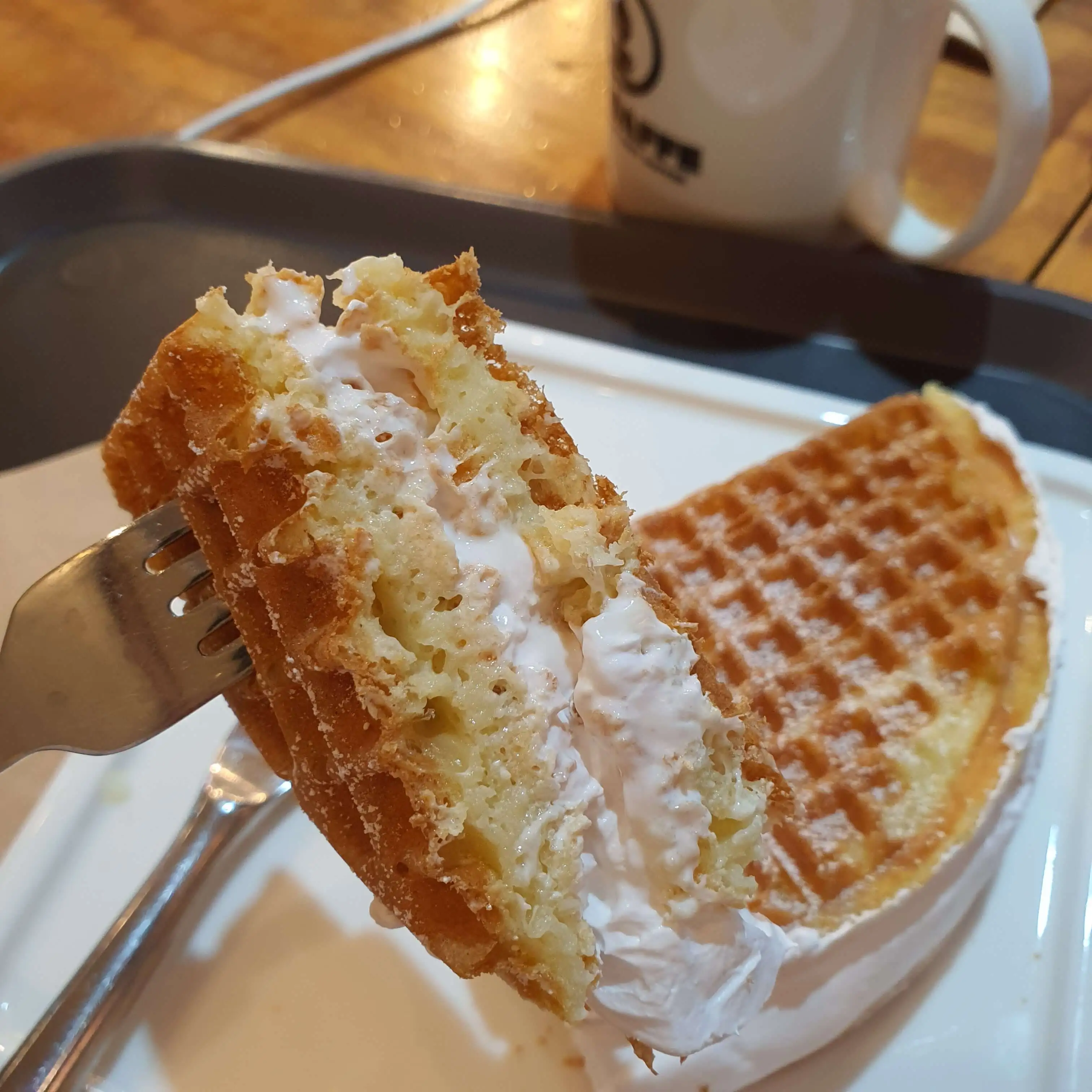 더카페-오금점-와플-포크에-찍어서-입으로-가져가기-직전