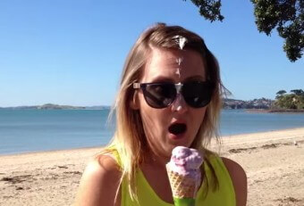 해변에-놀러가서-맛있게-아이스크림을-먹으려는데-새똥을-머리에-맞고-주르륵-얼굴로-흐르는-안타까운-모습