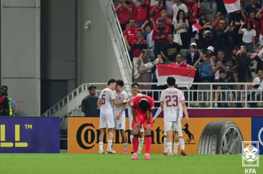 파리-축구장 위 엎드린채 아쉬워 하는 붉은 옷의 한국선수와 뒷쪽 한국을 이긴 기쁨으로 서로 다독이는 흰옷의 인도네시아 선수들