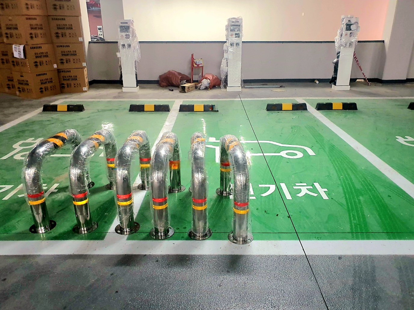 전기차-충전기의-사고-예방을-위해-볼라드를-설치합니다.