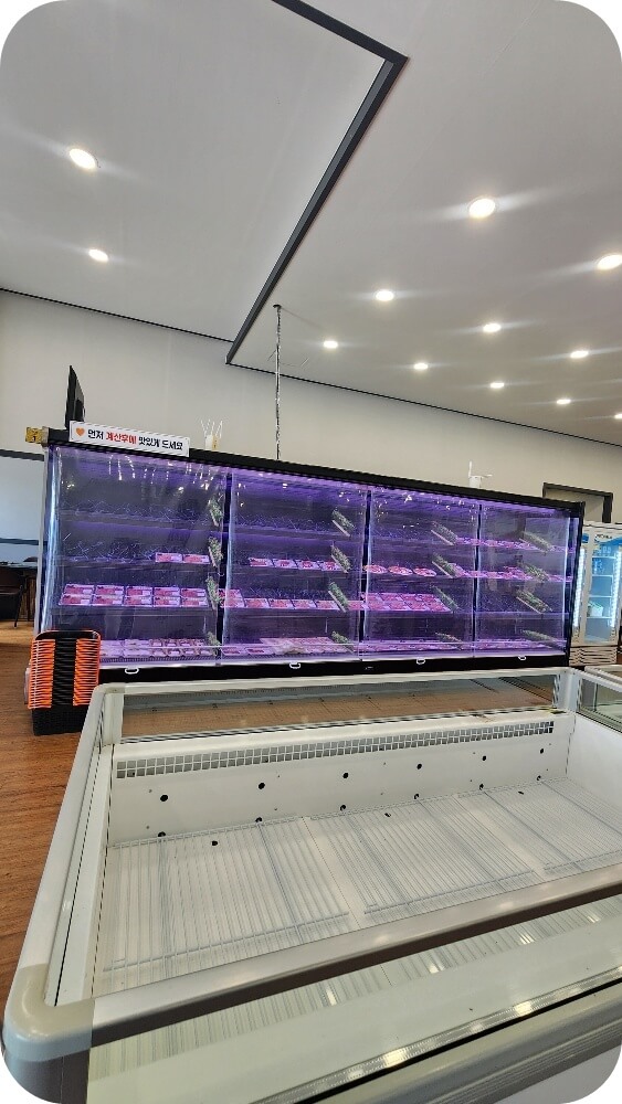 보라색 조명이 있는 진열장