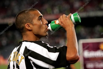 프랑스 축구선수 트레제게의 에너지음료 마시는 사진