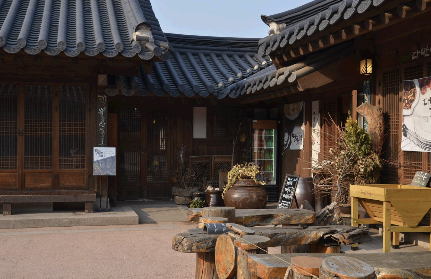 전통 한옥을 보존하면서도 현대 생활에 적합하게 개조하는 최신 트렌드