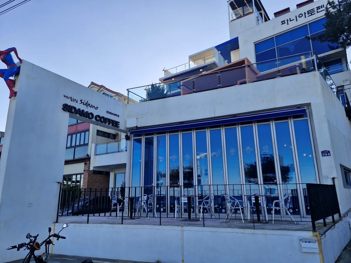 통창으로-되어있는-카페건물모습