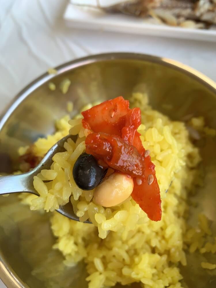 도라지 무침으로 반찬을 올린 치자밥