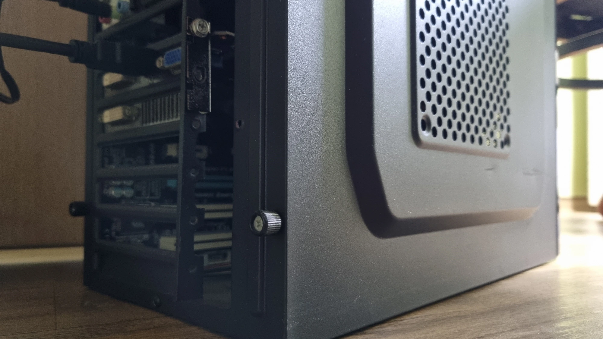 컴퓨터 케이스 커버 고정 볼트