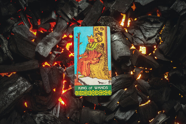 타로 카드 해석 - 완드킹 (King of Wands): 불타는 열정과 카리스마 넘치는 리더