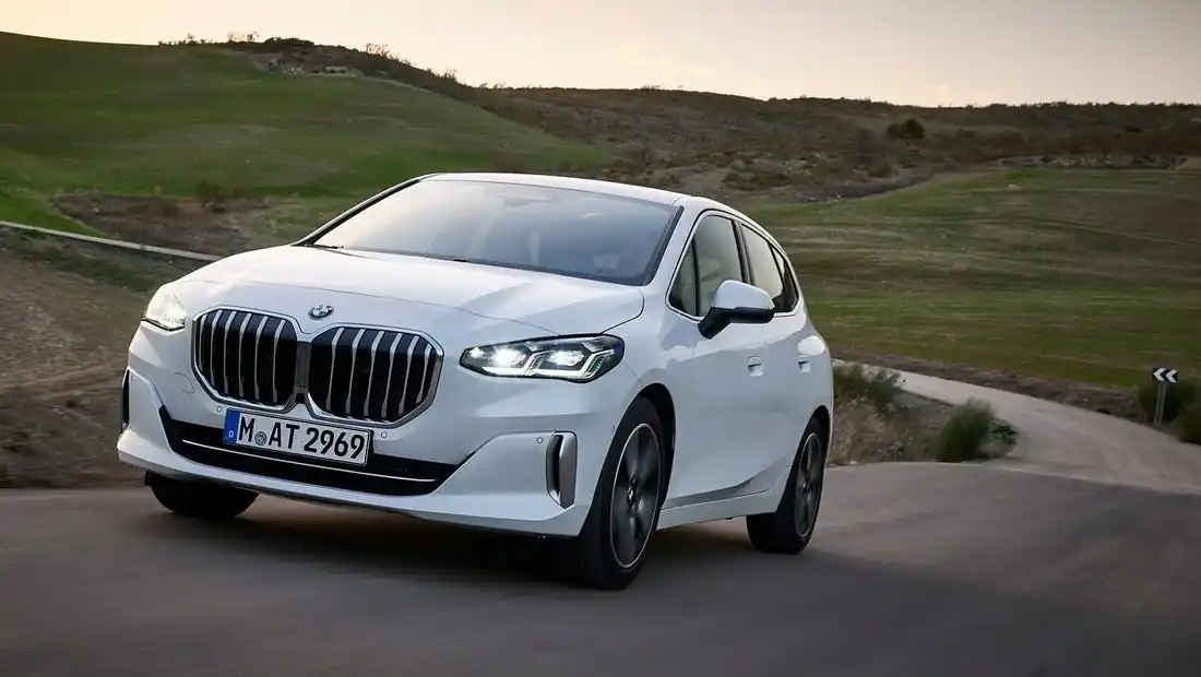 BMW 뉴 2시리즈 액티브 투어러 가격 실구매가 모의견적 제원 옵션 카탈로그 가격표 디자인 실내 트렁크 색상 총정리