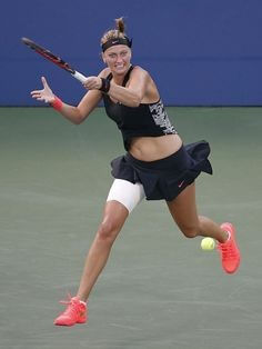 US-OPEN-테니스대회에서-허벅지에-붕대를-칭칭-동여매고-투혼으로-테니스-경기를-하는-선수