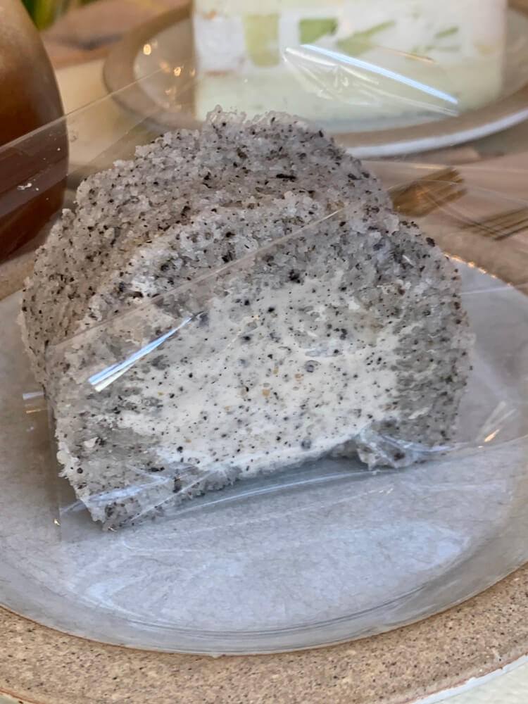 비닐에 싸져있는 흑임자 롤떡