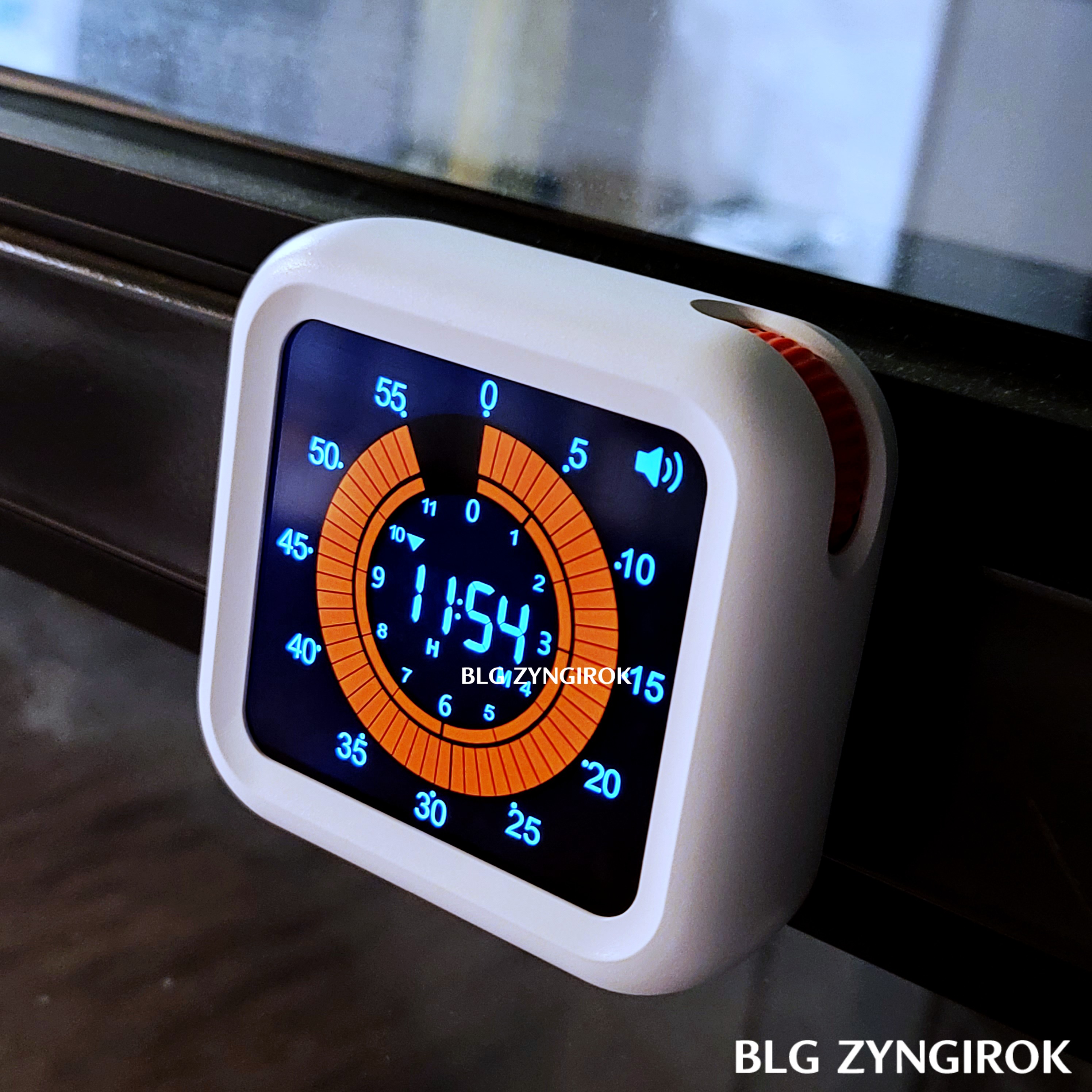 Ullty 타이머가 철 프레임에 부착된 모습이다.