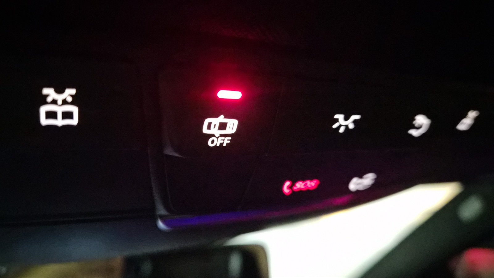 벤츠 E클래스 도어 연동 실내등 차단 버튼 눌렀을 때 LED 점등 모습