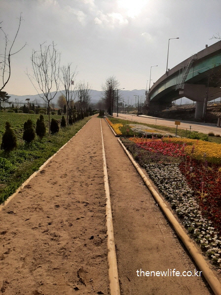 구리 한강시민공원 어싱 전용코스, 꽃과 흙길이 조성된 어싱 코스