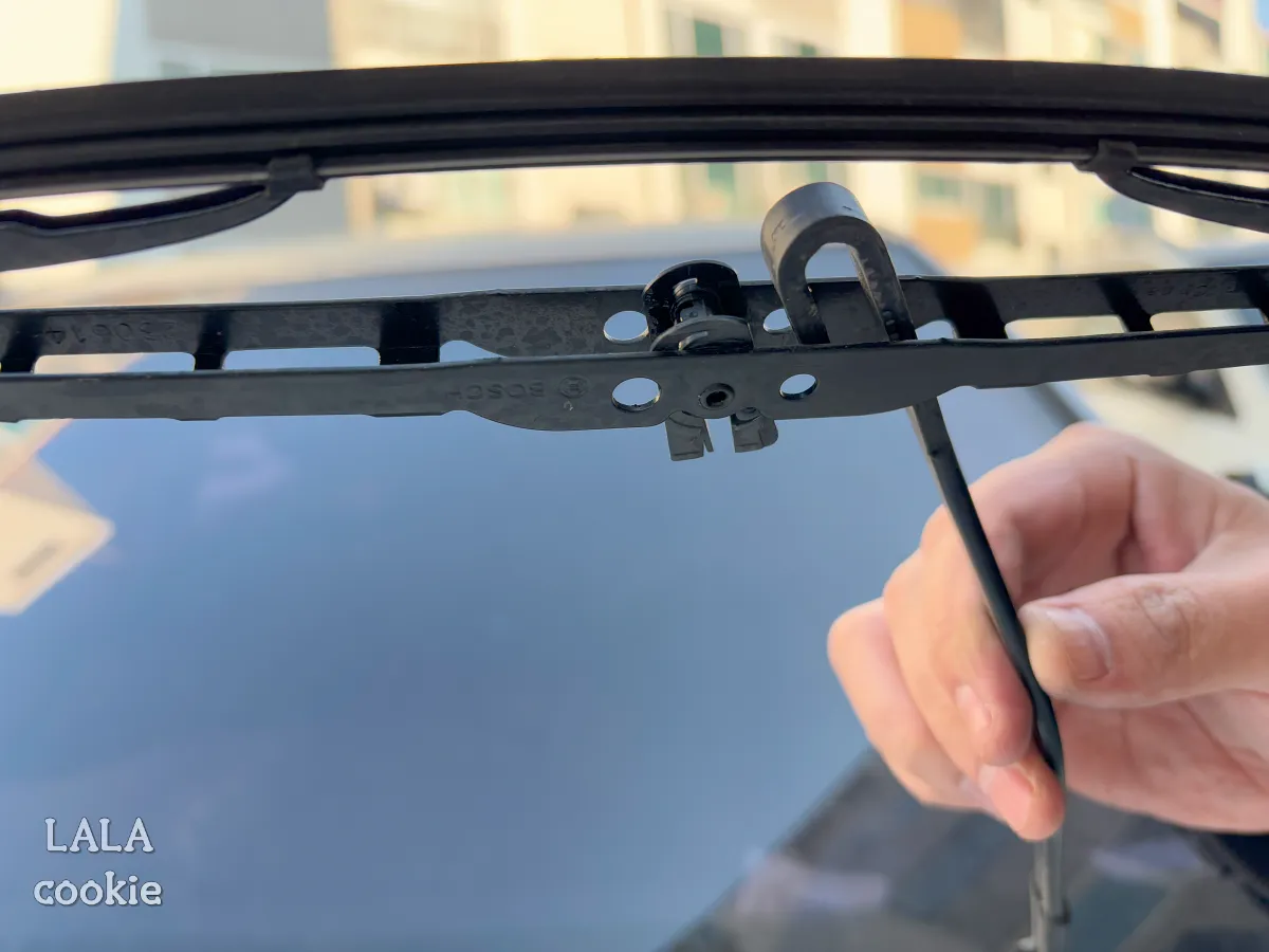 티볼리-와이퍼-교체-중