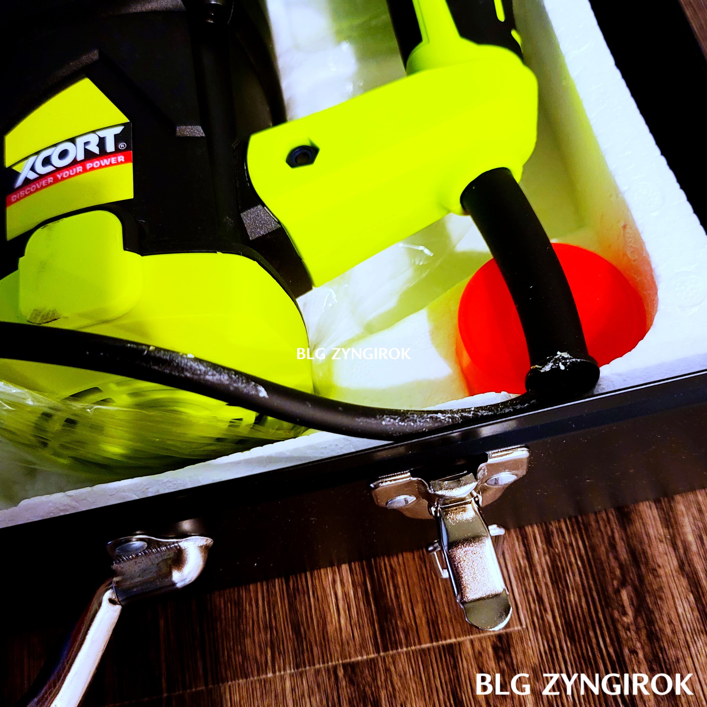 엑스코트 파괴 해머의 오염된 전섬 모습이다. 딱딱한 흰색 물질들이 전선에 붙어있다.