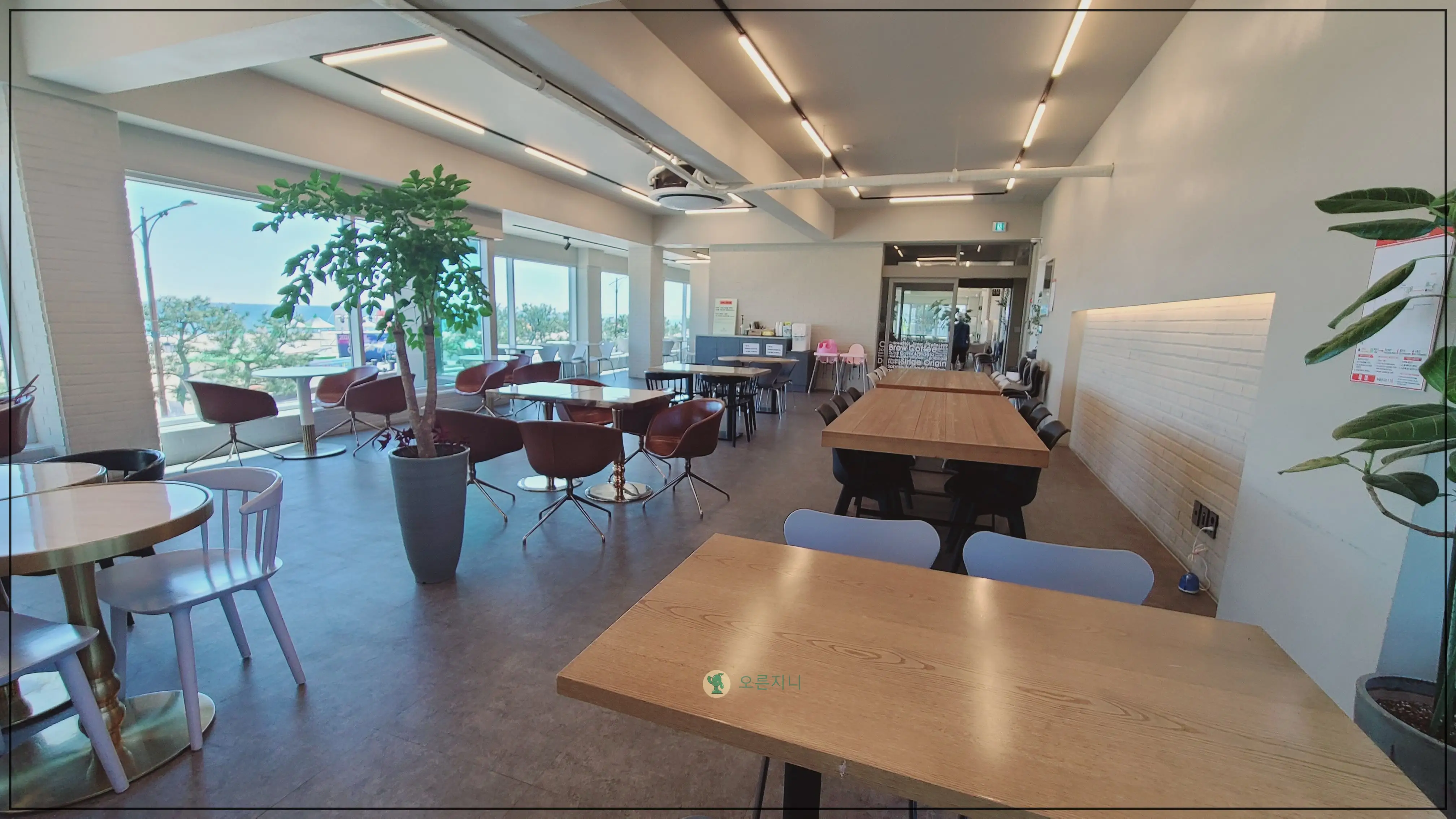 동해-망상해수욕장-바다앞-카페-클램-2층 내부