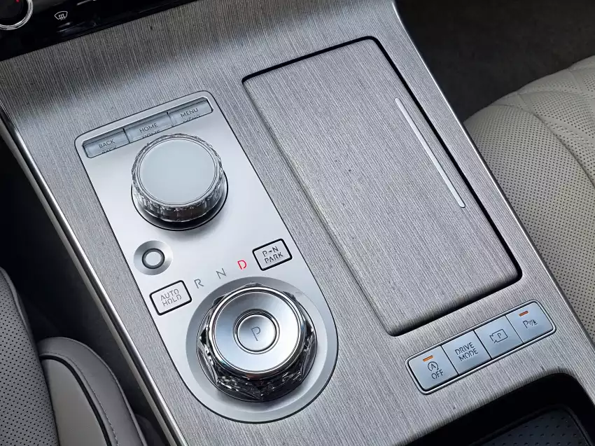 2024 G80 2.5T의 센터 플로어는 이렇습니다.