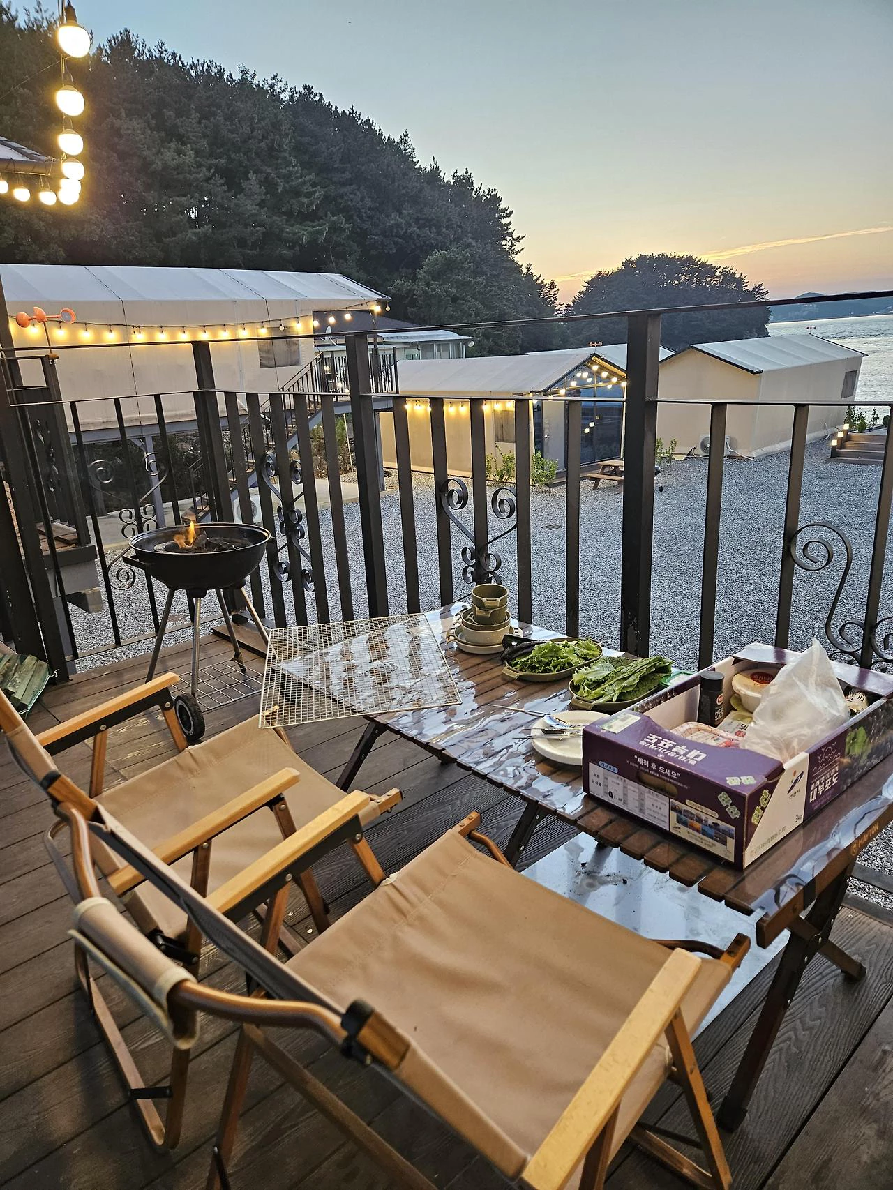 테이블과-의자의-사진