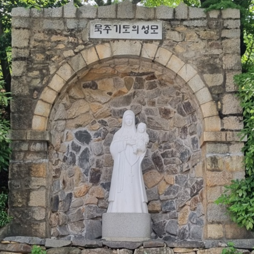 전라남도 나주성당의 주보성인이신 묵주기도의 모후 석상입니다.