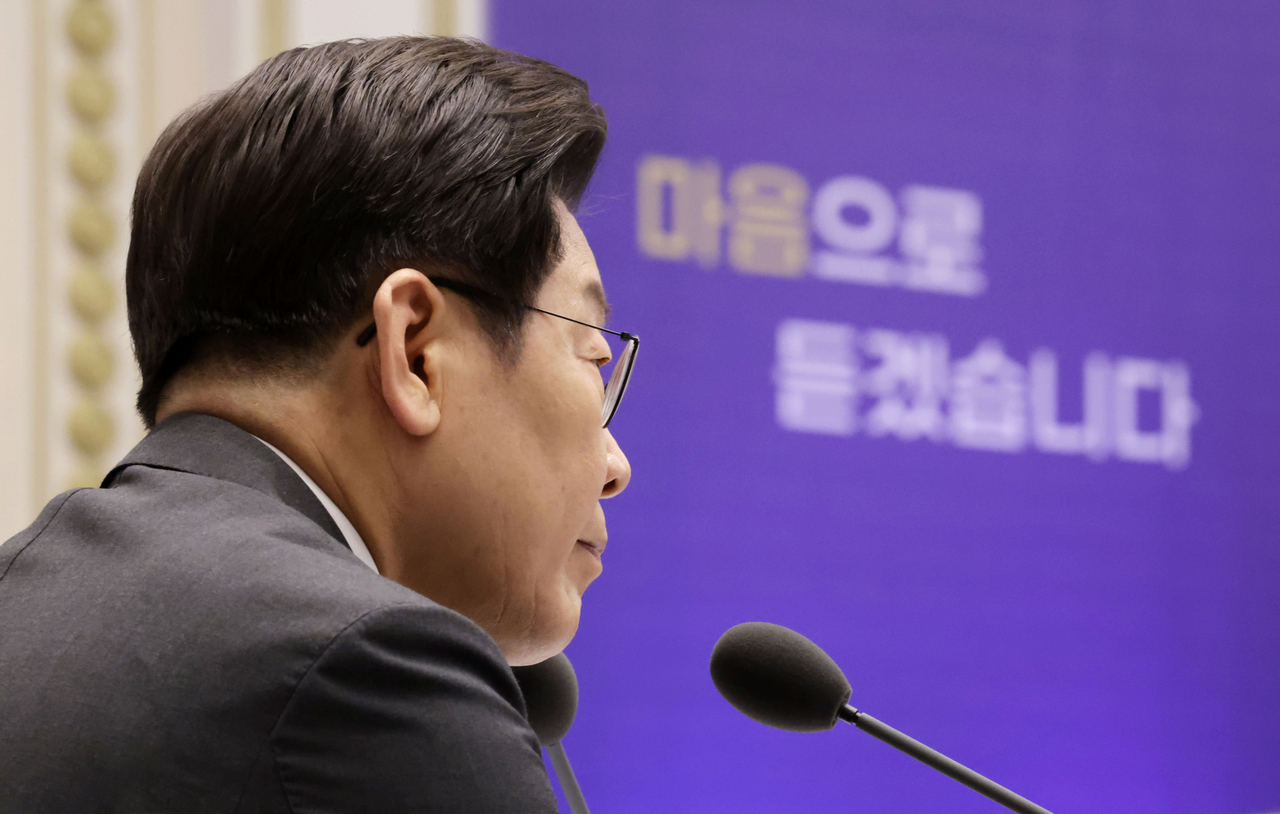 두 후보자 임명 여부를 유보하고 여론을 살피는 중