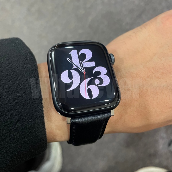 애플워치 가죽 스트랩 및 타이포그래피 워치 페이스