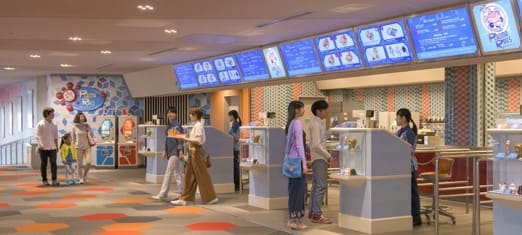 여러 사람드이 건물 내부에 서서 있는 사진