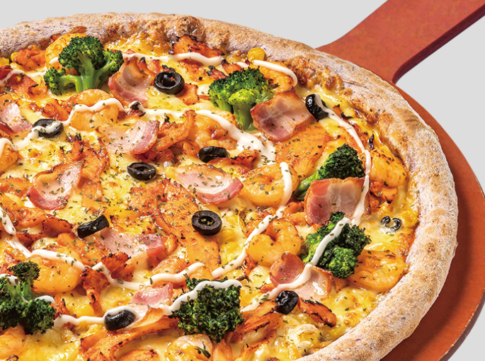 쉬림프 치킨 브로콜리 올리브가 토핑된 피자