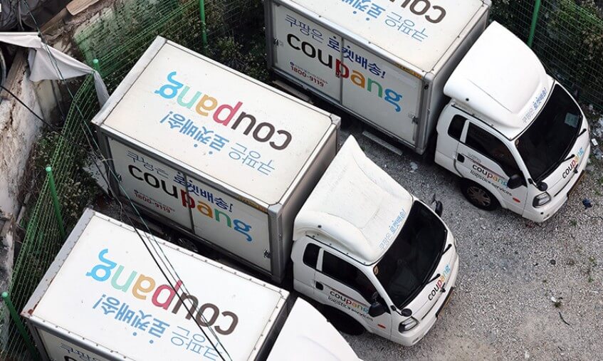 주차장에 세워져 있는 쿠팡 배송트럭들