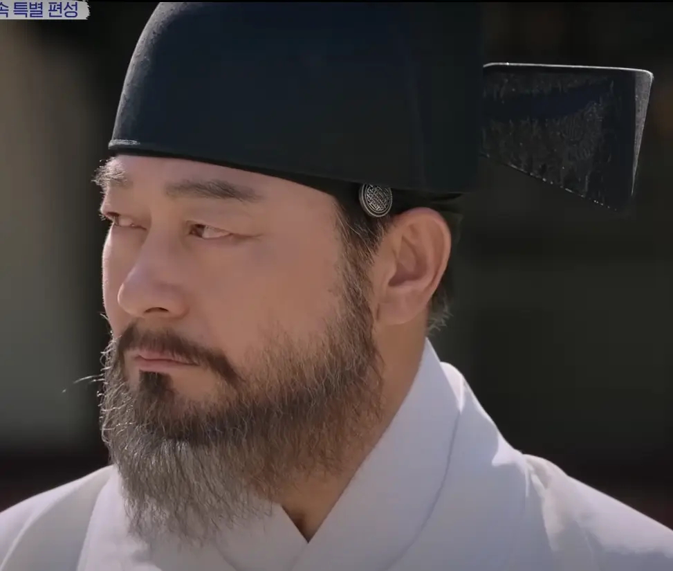 세작- 흰색 관료복에 검은색 관료모자를 쓰고 흰 긴수염에 옆을 바라보는 박종환