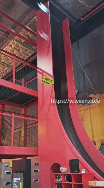 버티컬 슬라이드가 놓여 있어요.