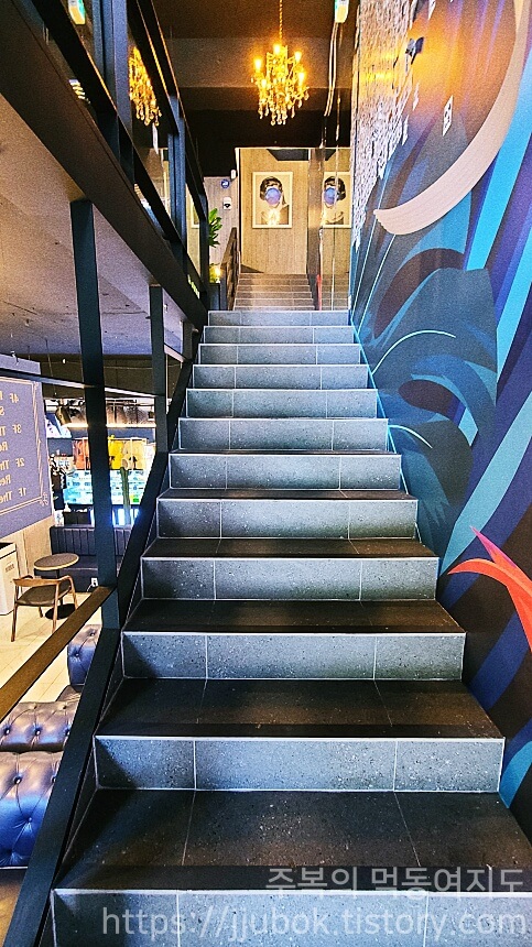 하이테이블-부평점-2층-계단