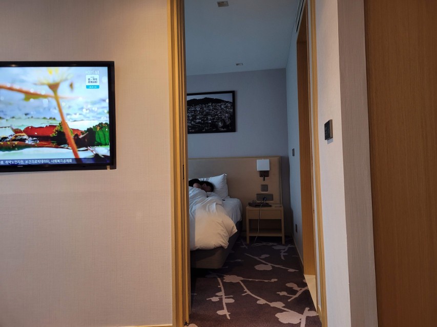 거실과 TV, 테이블이 보이는 객실 내부