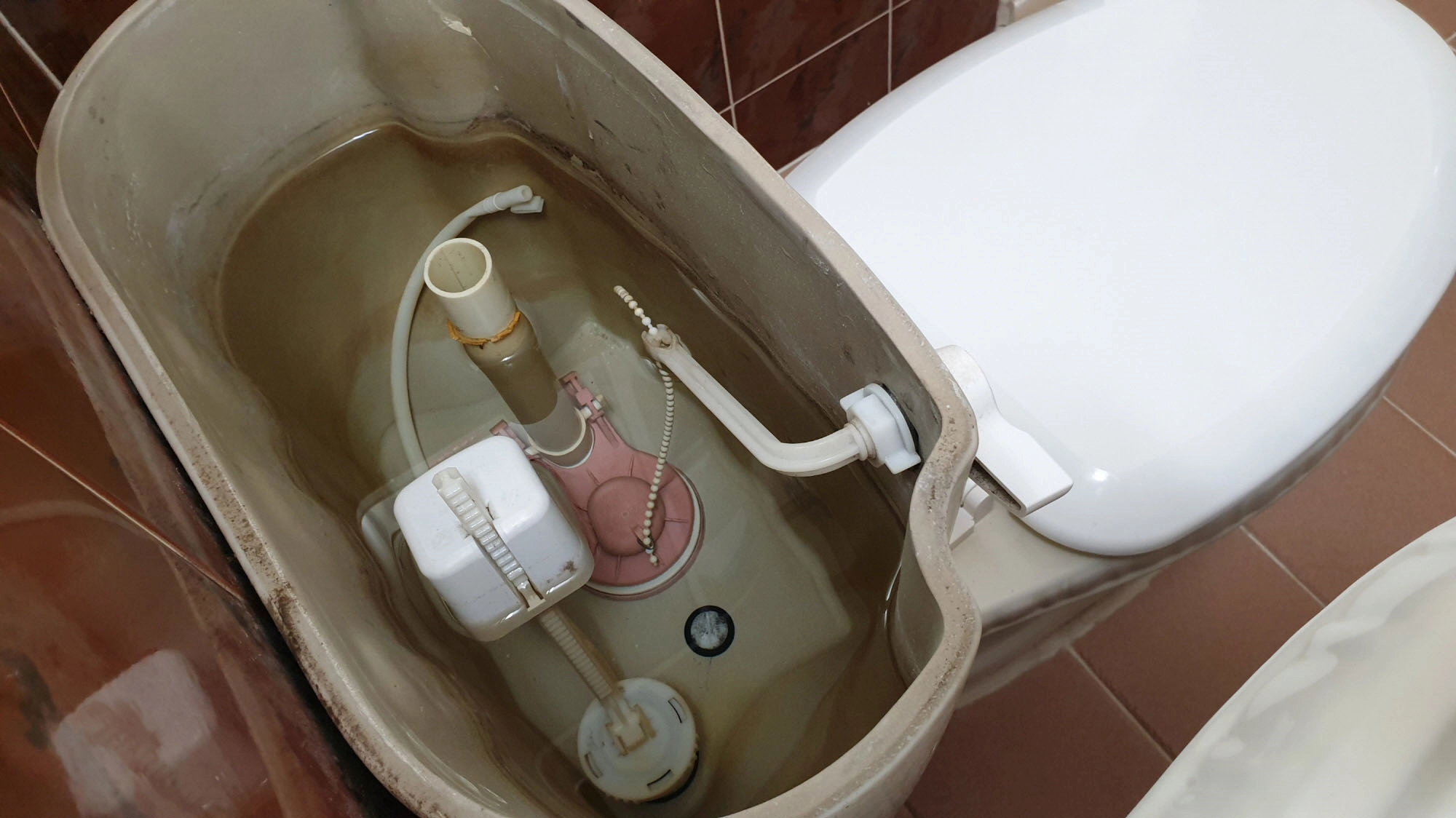 변기 물탱크 모습