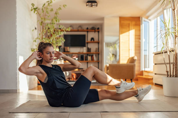 홈 트레이닝- 여성이 열심히 홈트하는 중