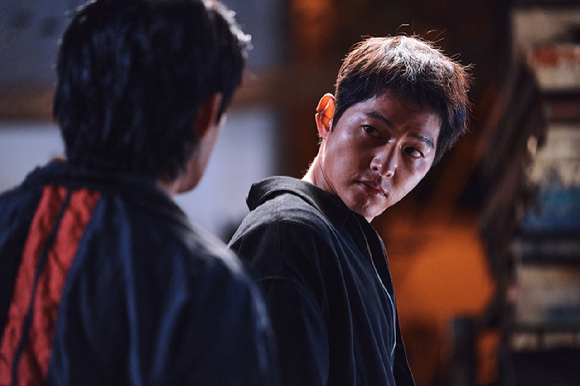 배우 송중기가 영화 '화란'에서 치건 역을 맡아 열연을 펼치고 있다. [사진=플러스엠 엔터테인먼트]