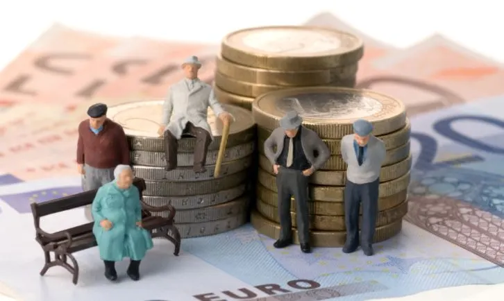 유로 동전과 노인 5명 미니어처