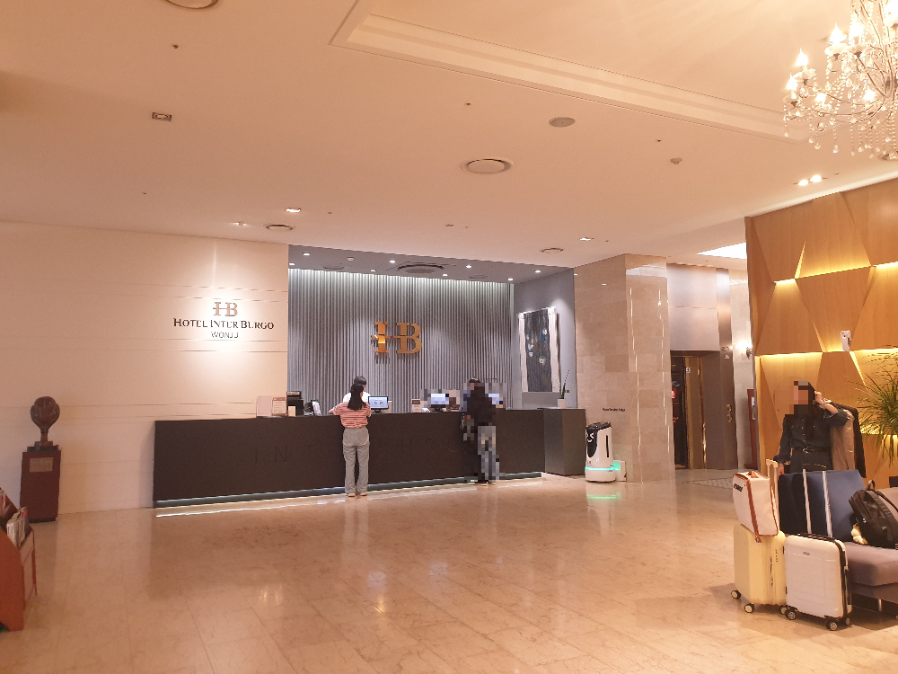 멀리 체크인하는 두 명과 가까운 곳에 짐을 지키는 한 명이 보인다. 넓다.